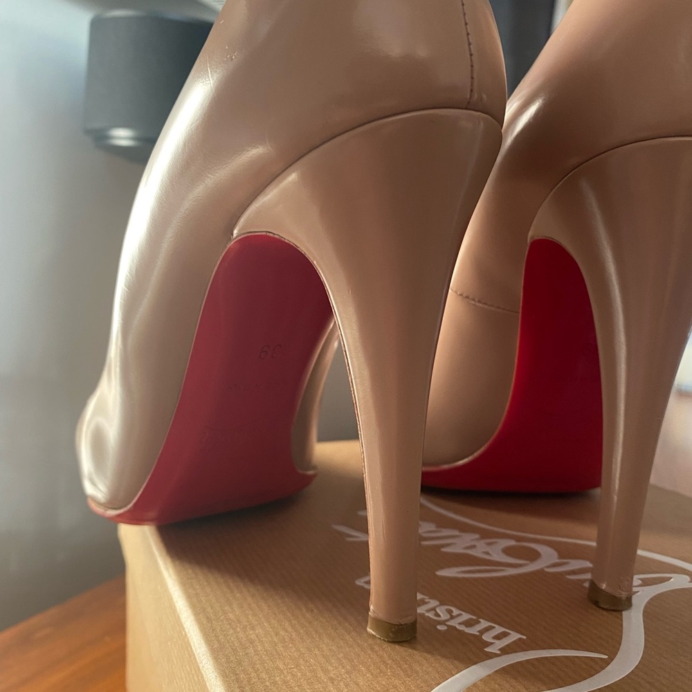 Christian Louboutin Nude Pink Leather Pumps with Iconic Red Soles - Picture 3 of 6